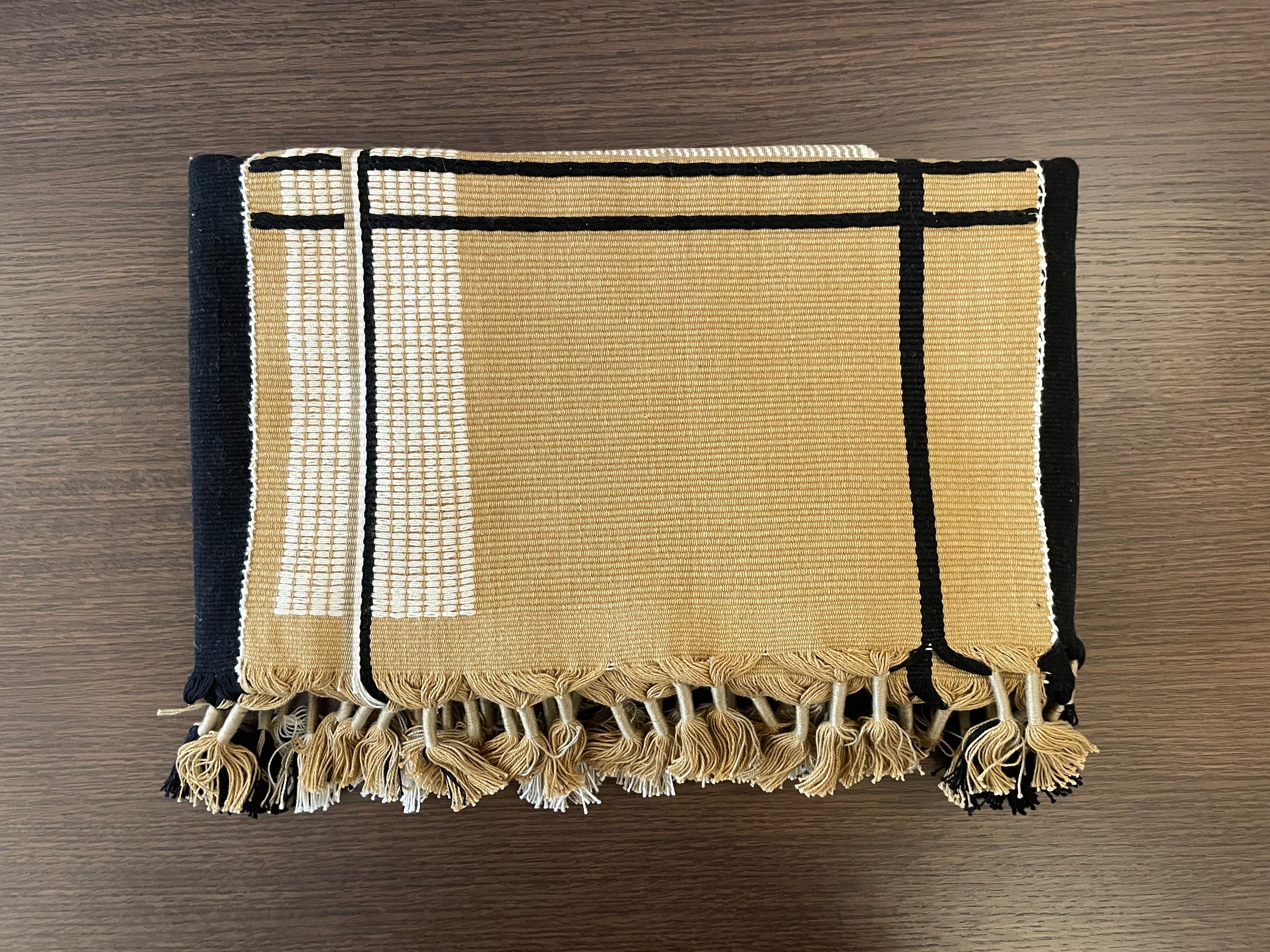 Lipila Throw