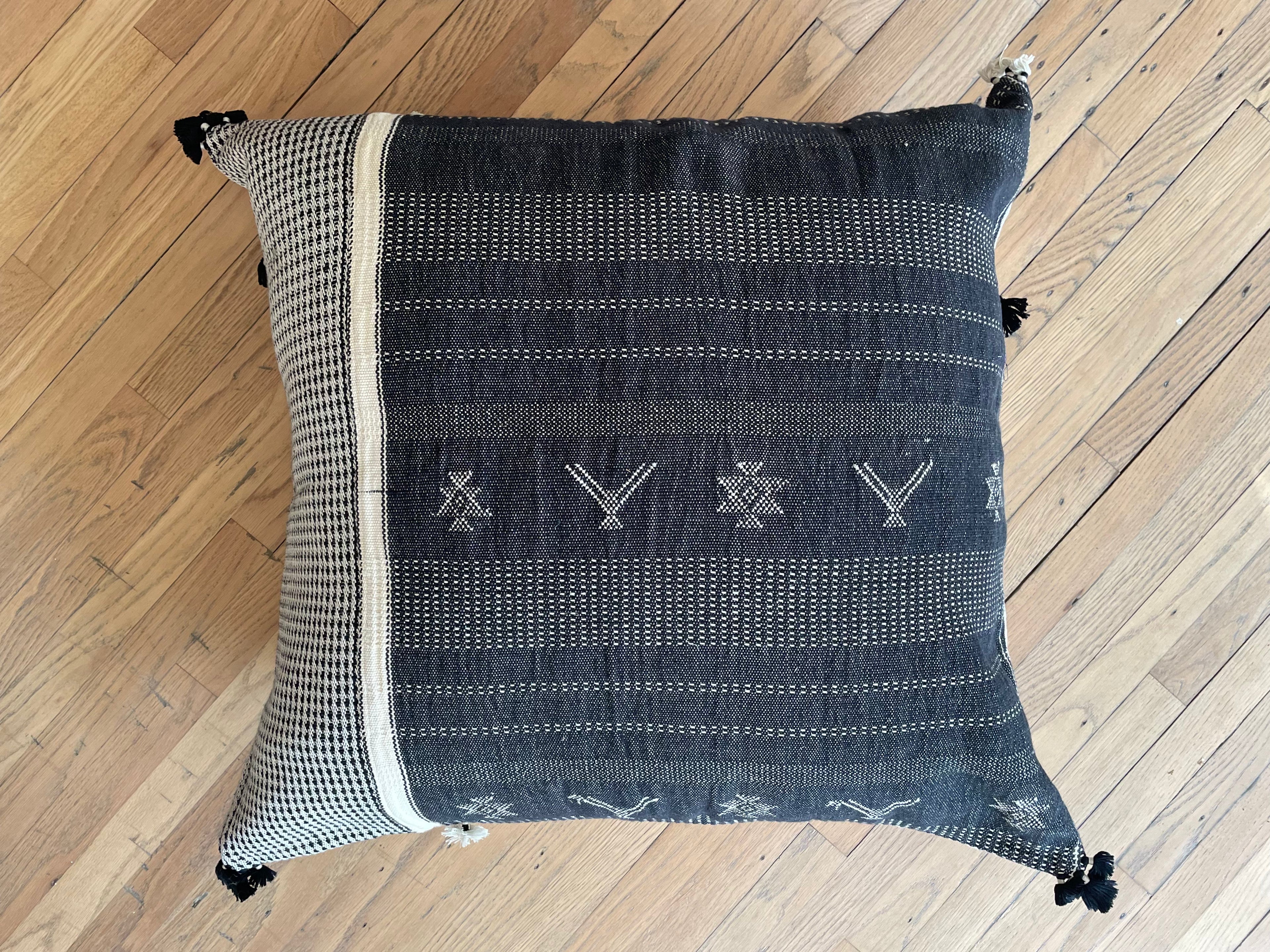 32" Injiri Pillow Cover